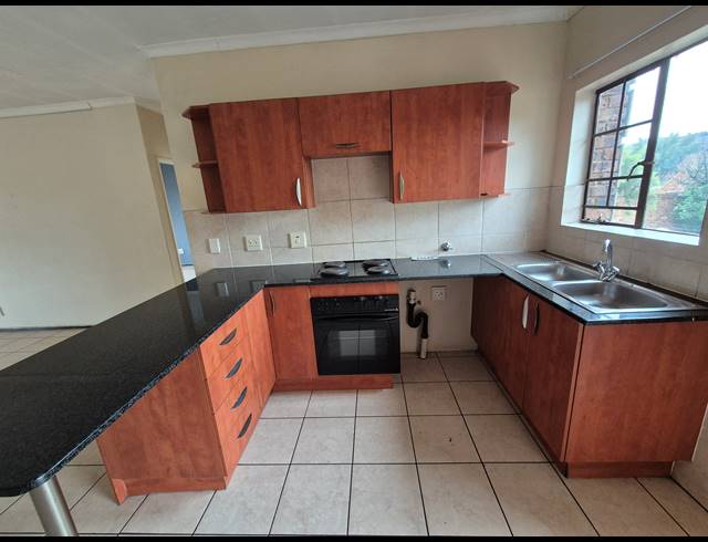 2 BEDROOM TOWNHOUSE RENTED IN SONNEVELD